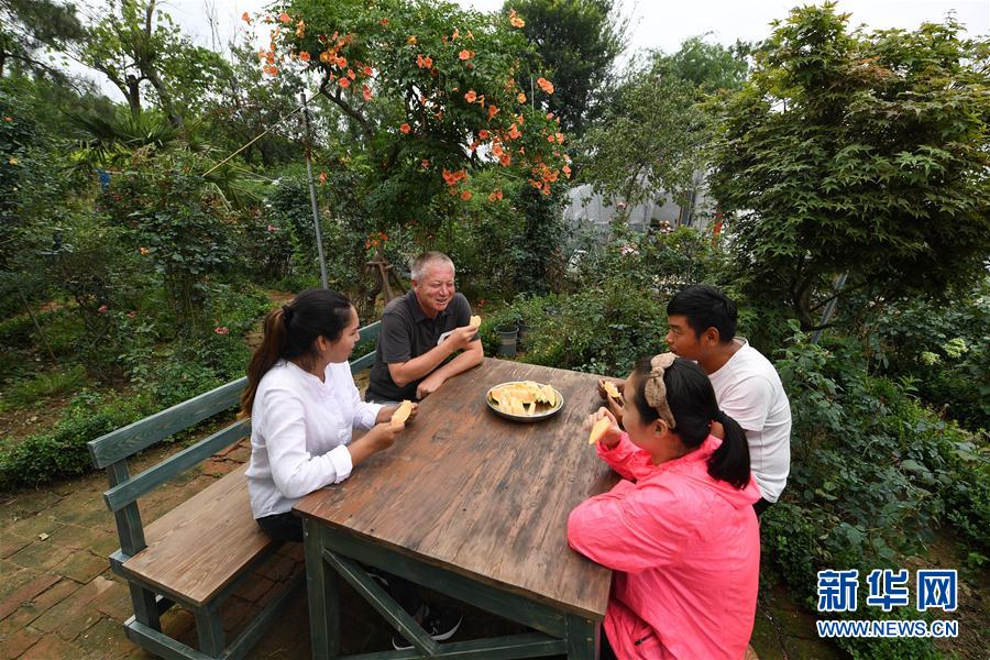 (图片故事)(12)新疆夫妇在江苏 学种月季谋致富